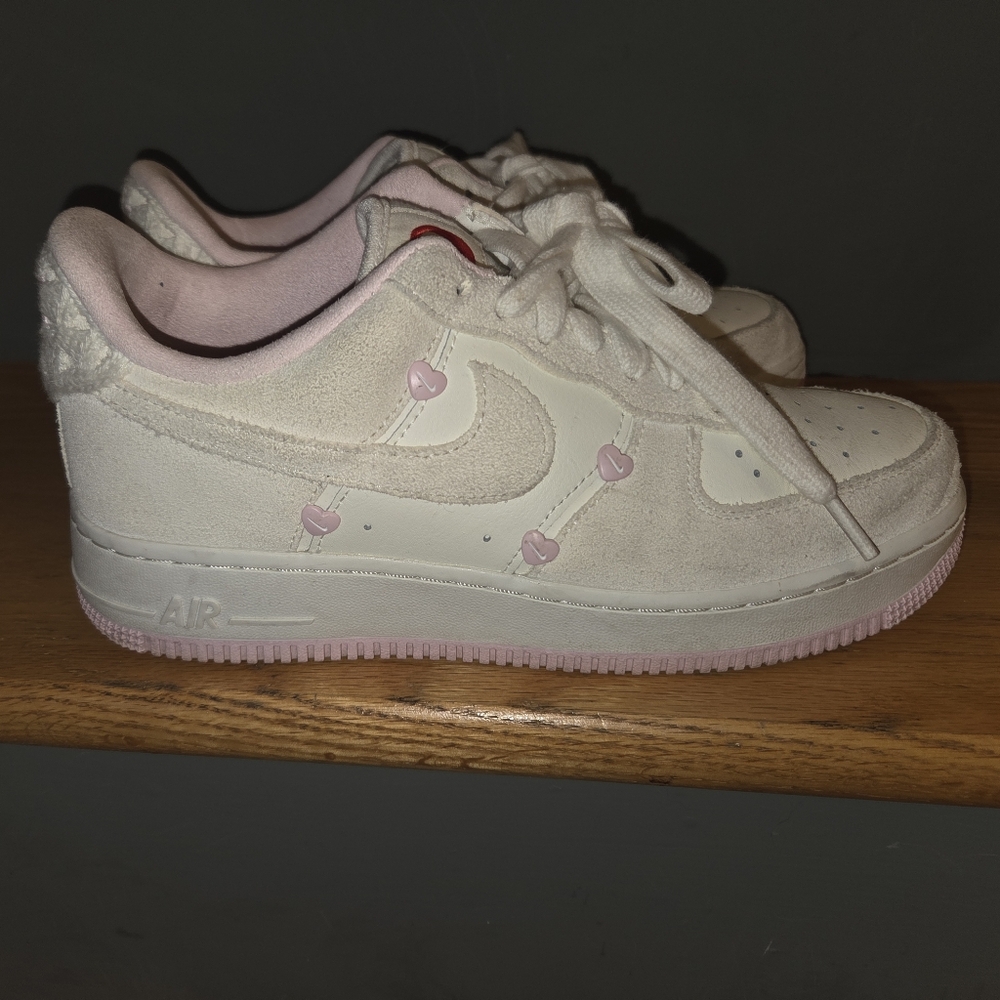 Women's Nike Air Force 1 Valentine's Day 2025 Sneakers Size 8.5